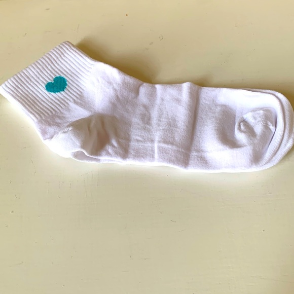 🏃🏻‍♀️‍➡️🏃🏻‍♂️‍➡️2 for $22 item NWT Set of 3 White Crew Socks with Heart Design - Picture 2 of 4